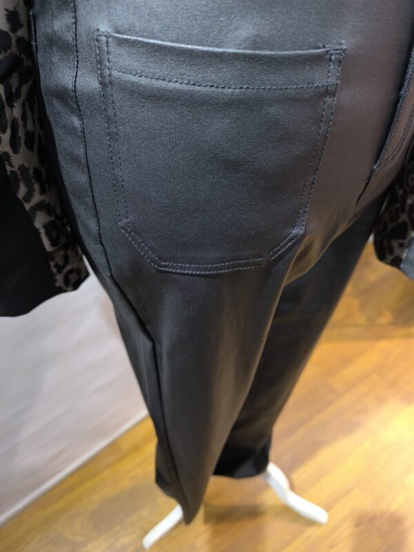 Pantalón polipiel negro - Imagen 2
