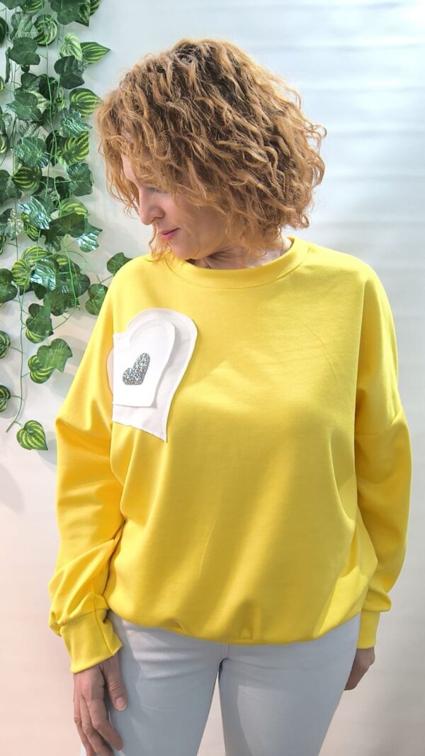 Sudadera corazón amarilla